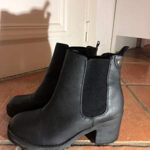 Svarta boots från din sko i storlek 39. Fint skick. 6cm hög klack och skon är i läderimitation. 
