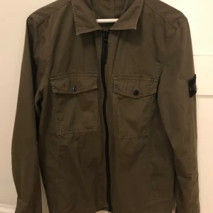 Stone island overshirt, jacka, tunn - Använt ett tag men är fortfarande fin, har tröttnat lite på den och ligger mycket i garderoben, därför säljer jag. Den är äkta, köpt på Nittygritty, kommer inte ihåg priset men minst 2000 lär de ju varit