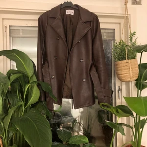 Fake skinnkappa   - En jacka som är för liten på mig, frakt ingår i priset, skriv för mer bilder 