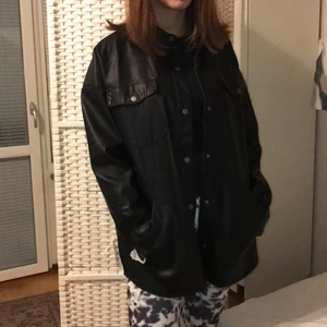 Skinn Overshirt - En svin fin läder overshirt som är jätte inne just nu! I nyskick helt oanvänd, köpt för 599 kr. Passformen är ganska oversized skulle säga att den skulle lätt kunna passa M eller L också <3  pris går att diskutera