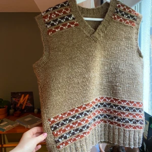 Stickad Väst - Sjukt snygg stickad väst som jag köpt här på Plick men tyvärr inte kommer till användning. Har lite svårt att skilja mig från den men måste rensa garderoben. Står ingen storlek då jag tror den är handgjord men passar S-M.