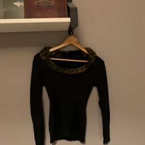 Svart långärmad tröja med pälskant  - Jättefin Unif style tröja i bra skick, köpt second hand🥰