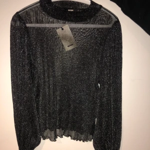 GLITTRIG MESHTOPP - OANVÄND glittrig topp från Bikbok med prislappen kvar!🖤 nypris: 249kr Storlek S ⛔️KÖPARE STÅR FÖR FRAKT