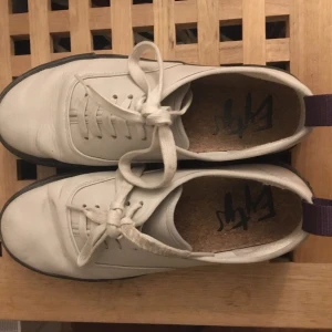 Eytys sneakers - Fina beiga sneakers i läder från märket Eytys. Använda men i mycket gott skick, både innersulan och sulan är hela! Modellen heter Mother. Superfina både till vardags och till uppklätt. Kan mötas upp i Stockholm eller skicka mot frakt. ✨