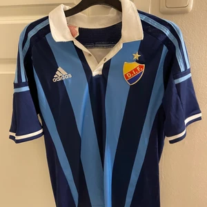 DIF MATCHTRÖJA - Använt Max 2-3 gånger. Står ej storlek i men den största i barn och passar mig som har M i dam storlek!