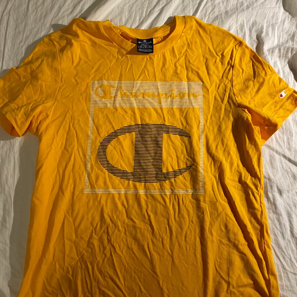 gul champion tshirt i nyskick. tröjan är bara använd ca 3 gånger. snygg färg och i storlek S. köparen står för frakt. . T-shirts.