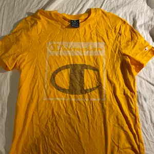 gul champion tshirt i nyskick. tröjan är bara använd ca 3 gånger. snygg färg och i storlek S. köparen står för frakt. 