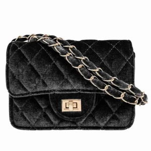 Väska - Den här svarta väskan är från ur&penn, den är jättefin och en bra liten storlek men har slutat använda den                       Köparen står för frakt🦦