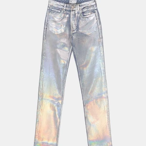 Zara jeans holographic - Har dessa jeans som ej kommer till användning dessvärre, de har fortfarande bra färg kvar på jeansen och är sparsamt använda. Dessa finns ej kvar att köpa alls, så passa på. Skriv till mig för fler bilder samt pris, kommer att avsluta på söndag så buda på :)))