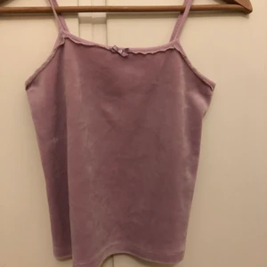 Linnea lila - Lila Linna köpt secondhand som tyvvär inte riktigt kommit till användning! Tjockt tyg och en gullig rosett i fram. Barnstorlek men fungerar på strl s typ. Den är använd men bra skick. Frakt tillkommer! Om ni undrar något eller vill ha fler bilder är det bara att fråga💕