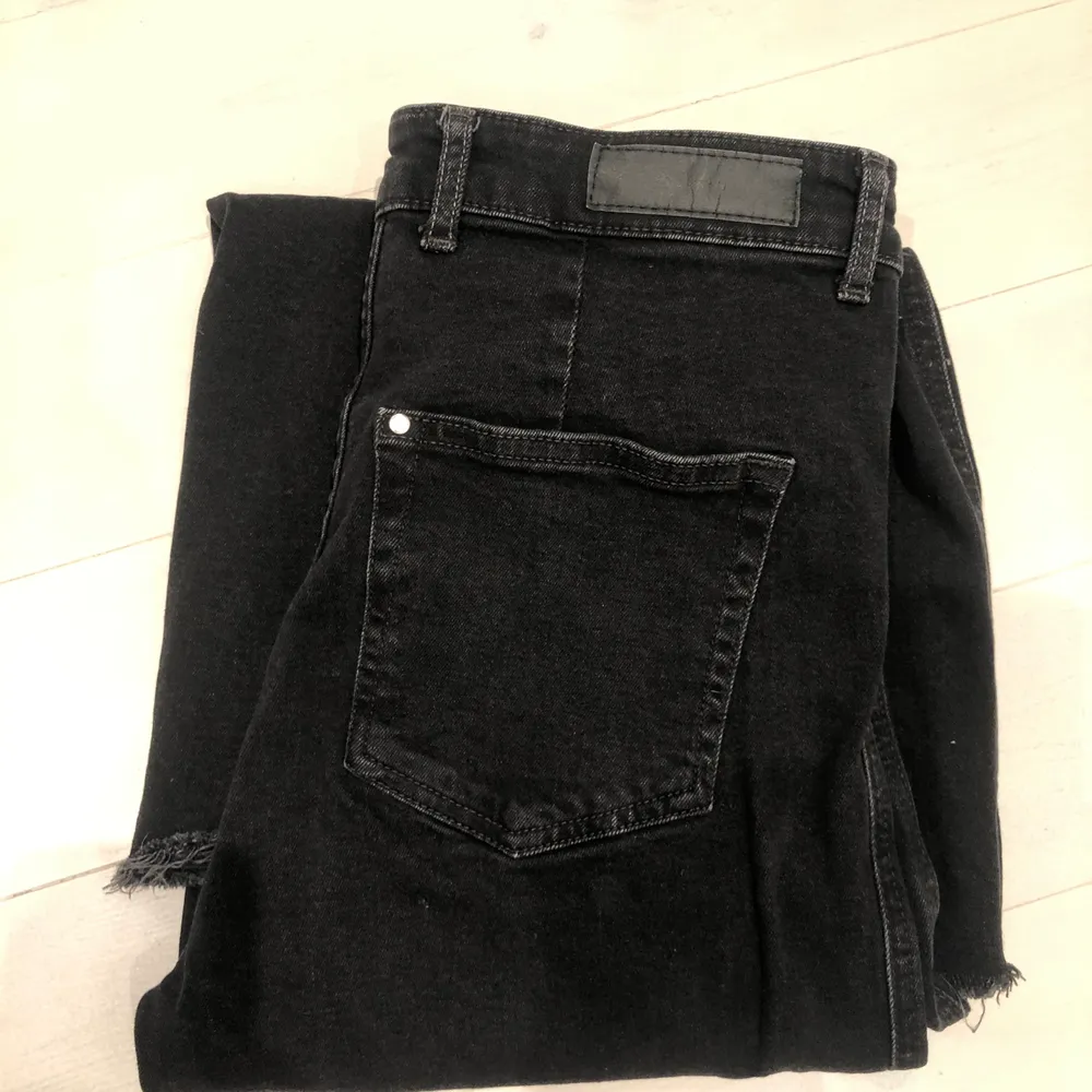 Ett par jätte bekväma svarta culotte jeans från H&M med vida kontrast sömmar. Sååå coola fickor på framsidan och så unik design🖤🖤Storlek 38 men stretchinga så passar någon både mindre och större (passar lite oversized mig som har 34) Använda men i gott skick.. Jeans & Byxor.