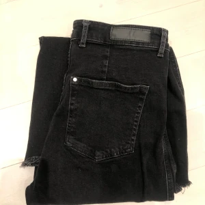 Svarta culotte jeans - Ett par jätte bekväma svarta culotte jeans från H&M med vida kontrast sömmar. Sååå coola fickor på framsidan och så unik design🖤🖤Storlek 38 men stretchinga så passar någon både mindre och större (passar lite oversized mig som har 34) Använda men i gott skick.