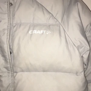 DUNJACKA CRAFT / storlek 36 - Ljusgrå dunjacka. Använd vid en skidsemester. Finns smink på kragen men ska försöka få bort det. 200 riksdaler tack! Köparen står för frakt :) 