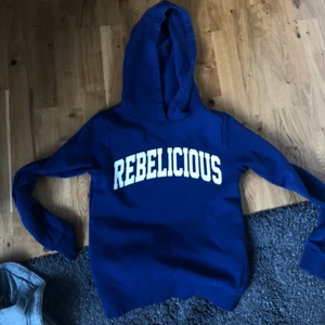 Hoodie - Säljer min coola blåa hoodie som är i fint skick då den endast är använd någon enstaka gång! Om det är flera intresserade blir det budgivning!🤗