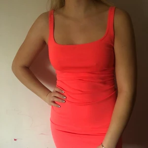 neon rosa klänning  - klänning från zara som är oanvänd, jätte fin stark färg.