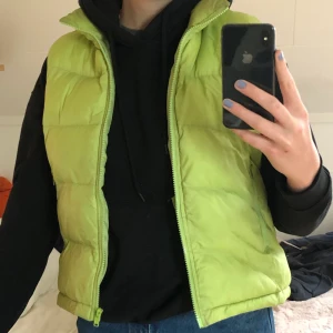 Väst  - Säljer denna gröna väst som tyvärr är förliten för mig. Den är 34/36 och jag själv är en 38-40. Den är bra i skicket. Den har två innerfickor och 2 fickor utanpå. Hör av dig vid intresse! 