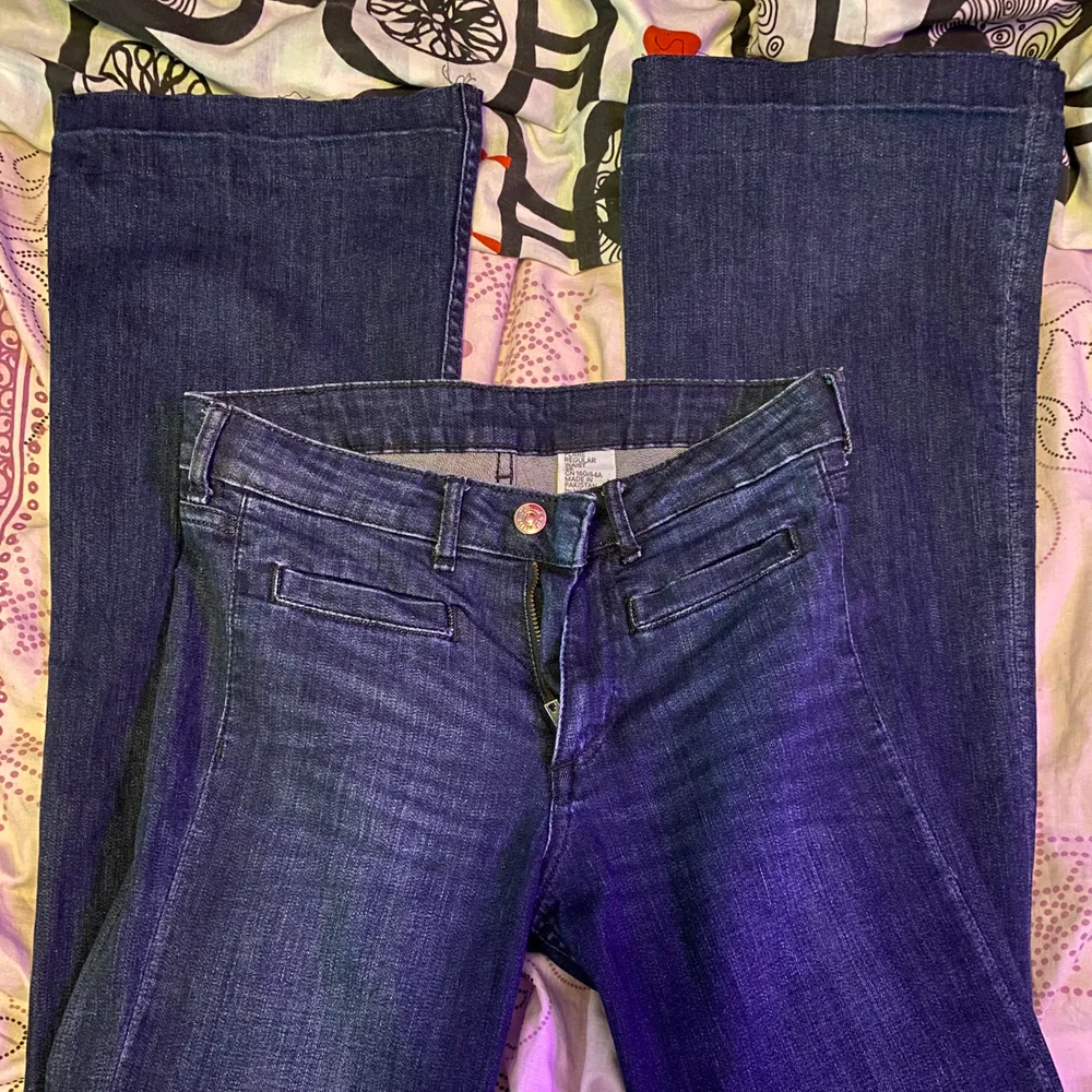 Lågmidjade bootcut jeans i jätte fint skick. Waist 25 och innerbenslängden är 80 cm. Jeans & Byxor.