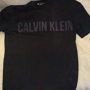 Mörkblå T-shirt från Calvin Klein i ett stretchmaterial. Använd fåtal gånger. Storlek M, men sitter mer som en S. Nypris 499:-