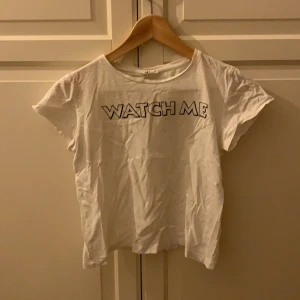 T-shirt - En vit tigger med tryck.💕