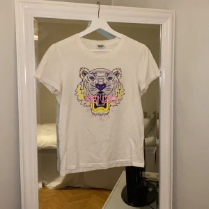 Kenzo T-shirt i strl s - En assnygg vanlig kenzo T-shirt som är använd väldigt få gånger, därav väldigt bra skick! Hör av er om ni vill ha fler bilder eller om ni har frågor❣️