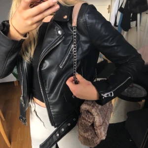 Skinnjacka - Jättefin skinnjacka från zara. I väldigt fint skick förutom skadan på sista bilden. Säljer pågrund av att jag har en till liknande🌸🌸 frakt tillkommer!;)