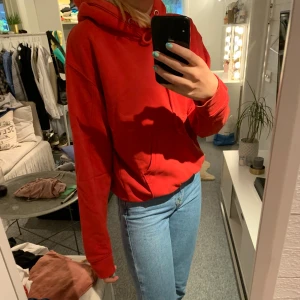 Hoodie  - Röd hoodie från weekday. Bra passform och skön. +frakt