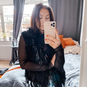 Fake fur svart väst - Svart pälsväst (fejk) men känns som äkta. Supermysig perfekt ovanför skinnjackan eller tröjan. Precis som ny använd fåtal gånger då jag har 2 st. One Size  