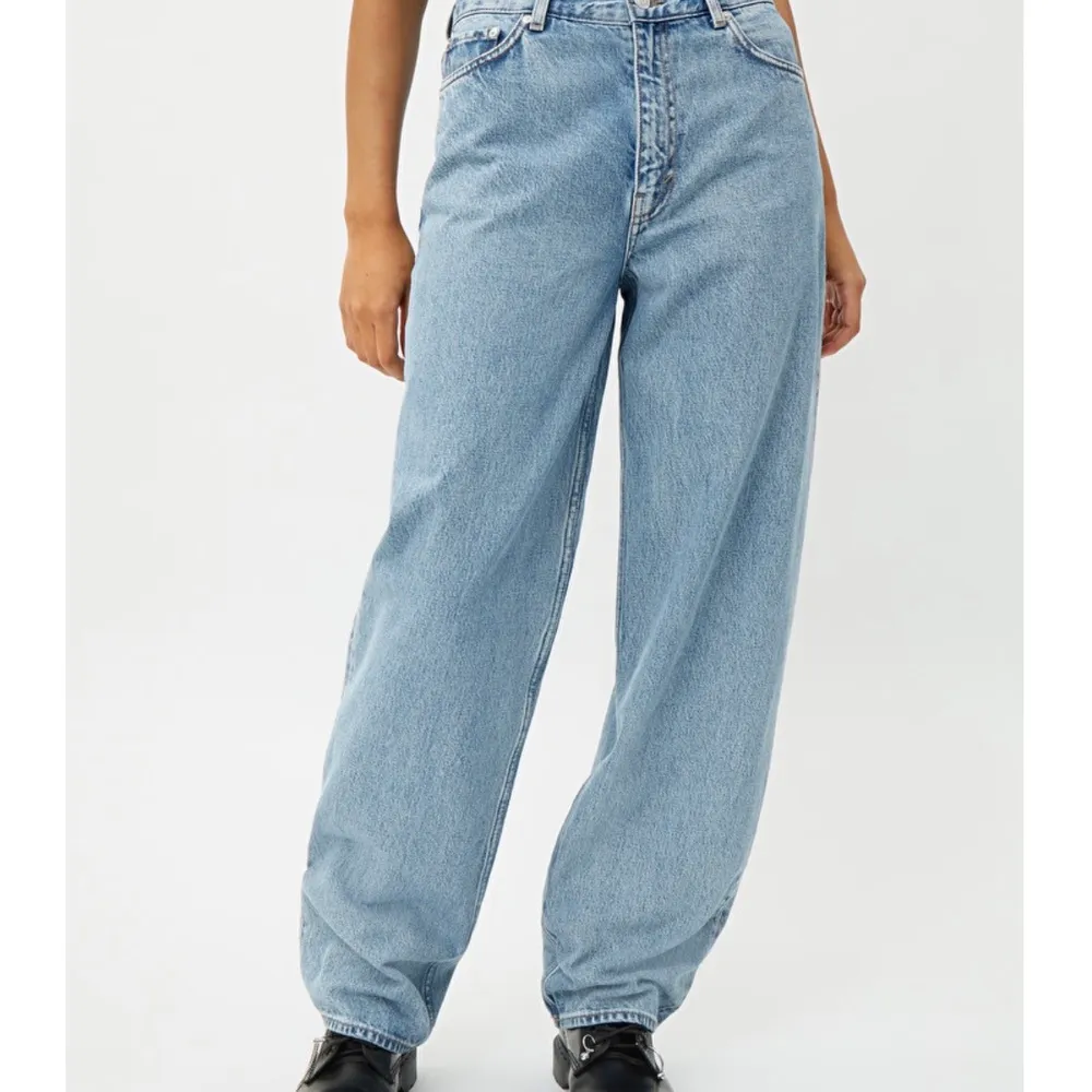 Säljer dessa as balla jeansen från weekday i storlekarna W30 & L30🤍🤎. Modellen RAIL pen blue, nypris: 600kr🤎. Jeans & Byxor.