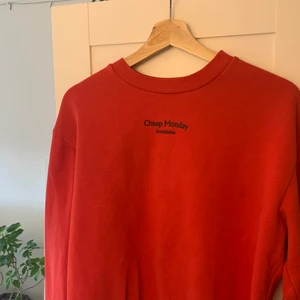 Cheap monday sweatshirt - Cheap monday sweatshirt i bra skick. Tröjan har en liten fläck på framsidan (bild 1) men är inget man märker av. Storlek S men passar även M✨