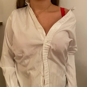 Ralph Lauren skjorta - Vit skjorta från Polo Ralph Lauren i modellen ”boyfriend fit”. Bra skick. Kan användas ensam eller öppen över t.ex ett linne. Köpt från butiken Jackie. Om fler blir intresserade kan man buda. Köparen står för frakten🪐