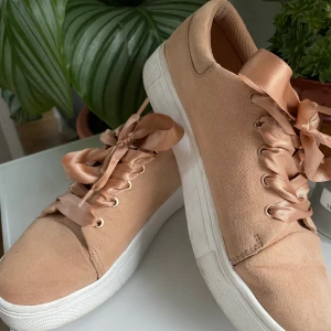 Skor med sidensnören - 100kr inklusive frakt!! Laxfärgade skor som jag köpt på ivyrevel. Dom är använda 2/3 gånger men ser nya ut! Tips tips för att pigga upp en tråkig outfit👛👙🌸