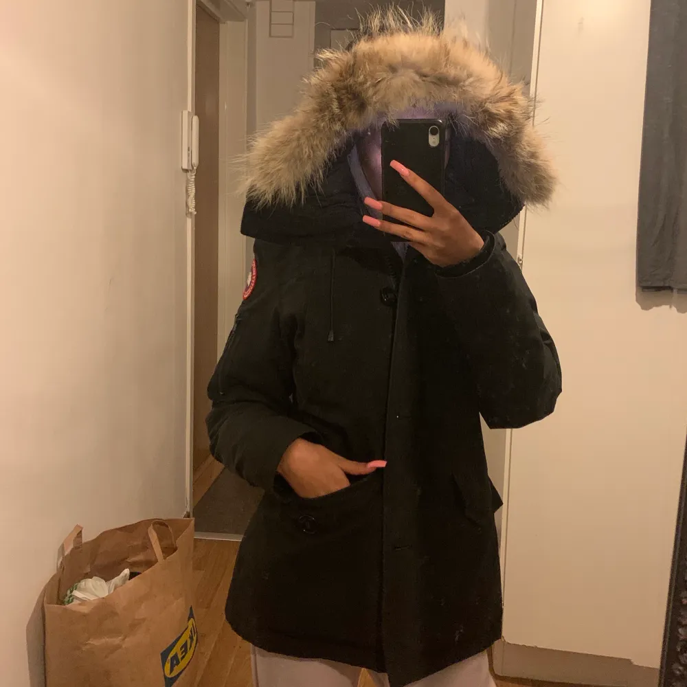 Säljer min Canada Goose jacka i modellen Montebello i storlek XS. köparen står för frakten. kan gå ned i pris vid snabb affär oxå. Jackor.