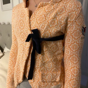 Odd Molly- Kofta - Jag säljer min oddmolly-kofta i storlek 0 som motsvarar XS. Hör av er för frågor. Frakt tillkommer 💕