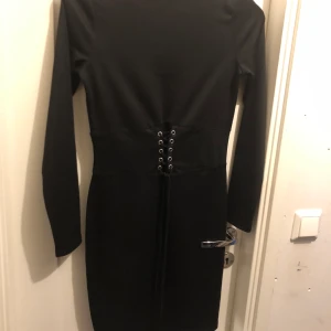 Kort klänning  - Säljer nu min fina svarta klänning med Knut från H&M. Endast testad! Stl 40 men pasar även 38.köparen står för frakten! Kom privat för fler bilder eller frågor🥰