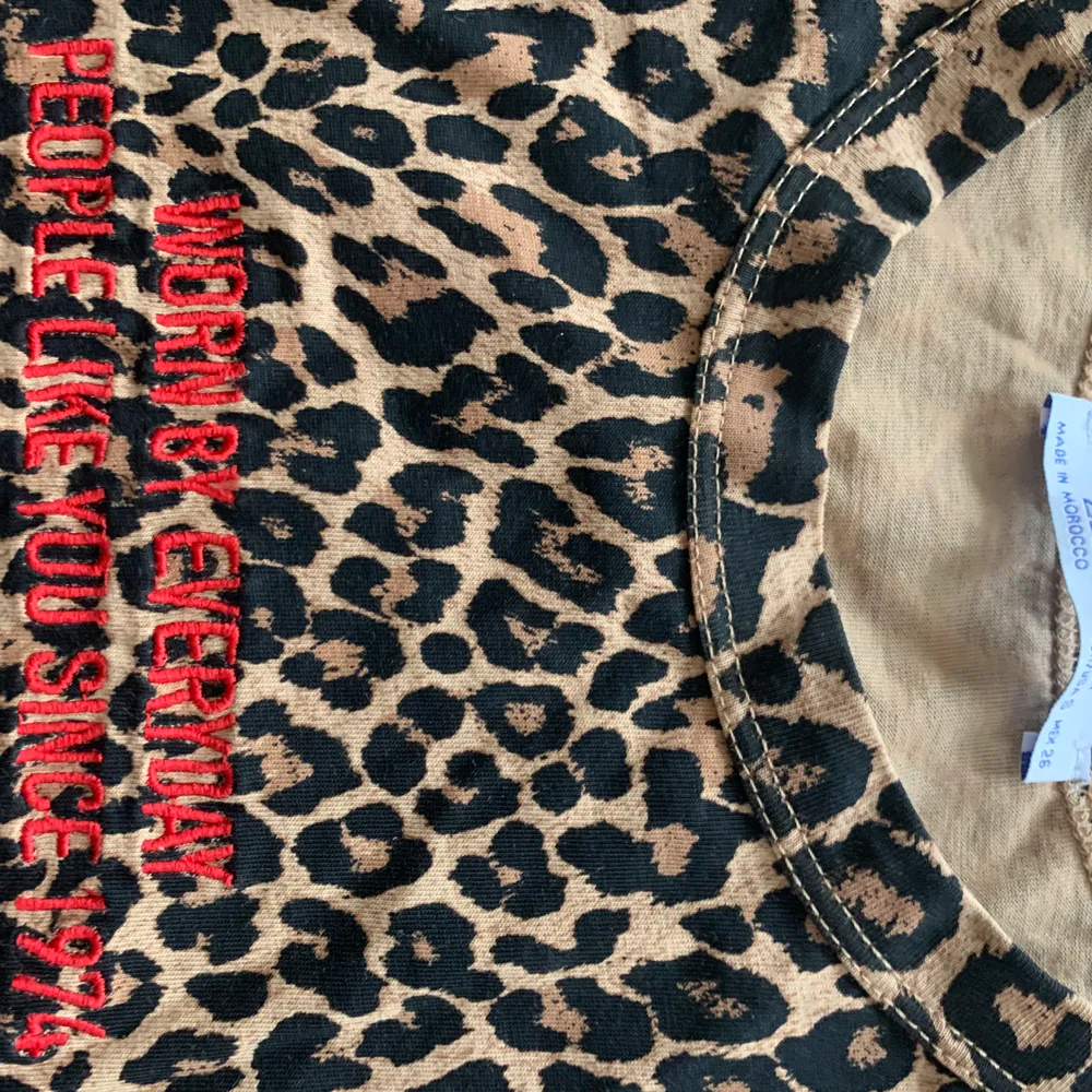 Leopardmönstrad T-shirt från ZARA med röd text på bröstet. Aldrig använd, i nyskick 🤗 lös passform men lite figursydd.. T-shirts.