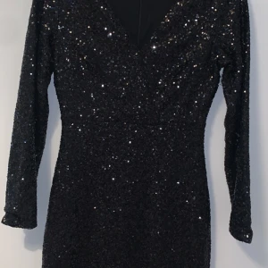 Nyårsklänning stl 34 - Nästintill ny festklänning, elegant och fin i passform 