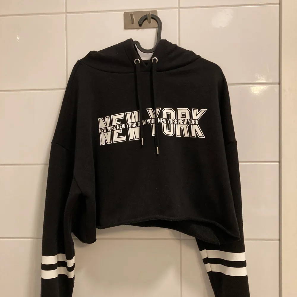 Croppad hoodie i storlek L 🖤 Frakt 66kr. Tröjor & Koftor.