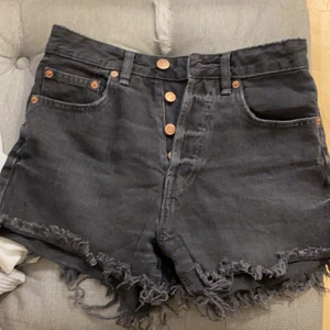 Shorts  - Fina grå/svarta shorts med rosé detaljer ( högmidjade)