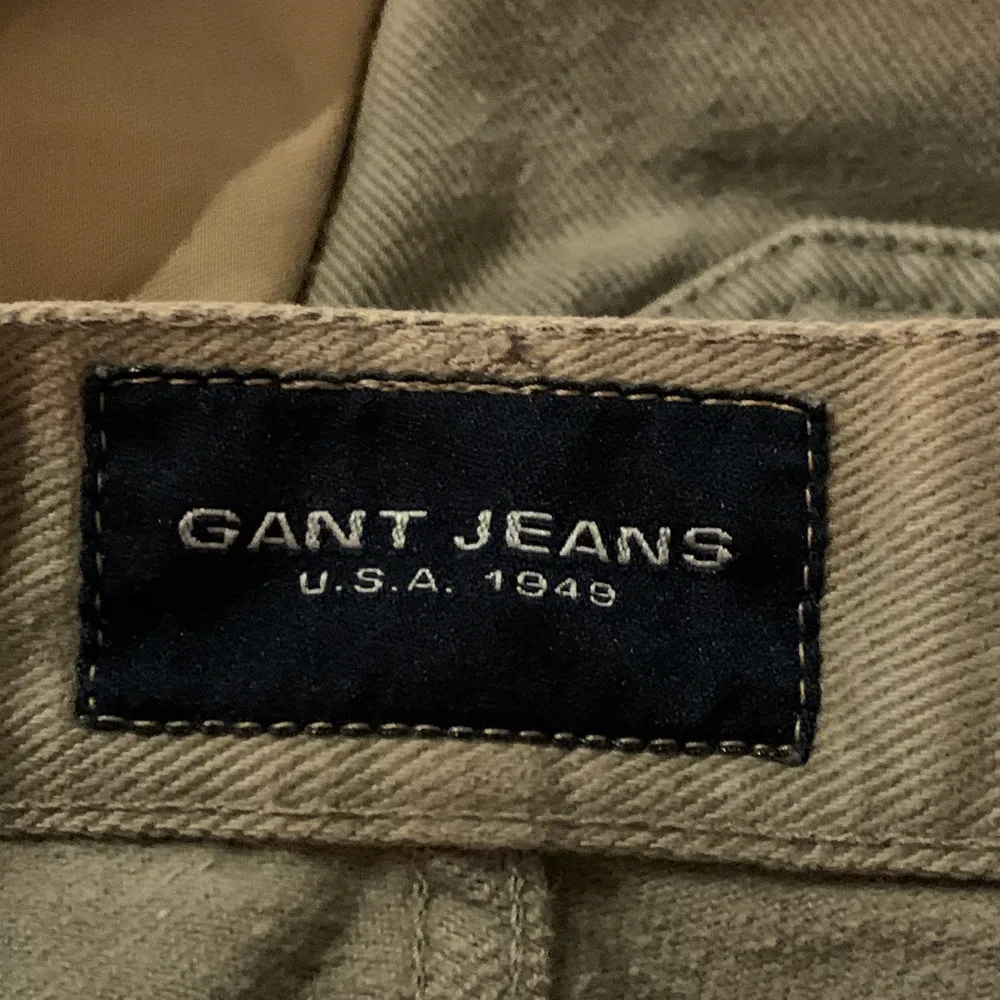 Byxor från gant, fin kvalitet. Stora men passar ifall man gillar stort. Jag är en M och har runt W28 L32 i byxor, sitter ganska oversize.:) Buda, eller pris kan diskuteras. Jeans & Byxor.