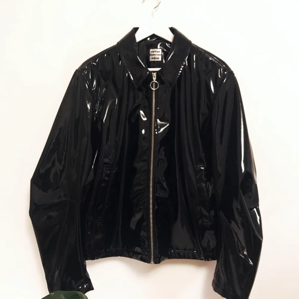 Eytys x H&M short jacket in shiny patent leather with zip down the front and side pockets. Size Medium (unisex) and never worn, so in perfect condition.. Jackor.
