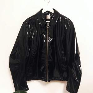 Eytys x H&M short jacket in shiny patent leather with zip down the front and side pockets. Size Medium (unisex) and never worn, so in perfect condition.