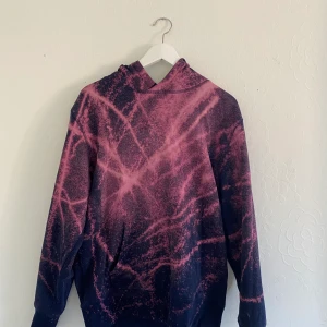 Lila/ blå tiedie hoodie - Blå/lila tiedie hoodie som är köpt på secondhand och blektssjälv. Bra skick. Köpare står för frakt