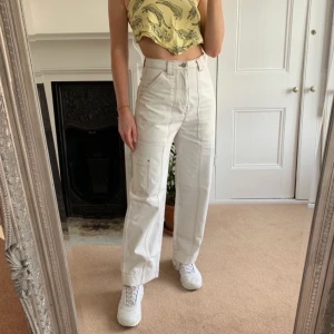 Weekday Grow jeans - Säljer mina trusty favorit jeans pga för små! Är lite ”cargo work jeans” stil i beige, skitsnygga med snygga fickor!! Frakt ligger på ca 65kr. (Första två bilderna är lånade!)