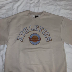 Trendig Gina Tröja - Köpte denna tjocktröjan från Gina tricot i somras. Storlek S men tröjan sitter väldigt oversized. Tröjan är aldrig använd eftersom att jag ångrade mitt köp. Men de var försent att skicka tillbaks tröjan. 