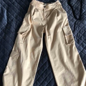 Vida cargo pants - Asfina beige byxor köpta här på plick, jättefint skick knappt använda, strl 36💟✨