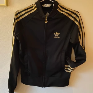Adidas Three stripes - Chill tröja från Adidas, svart med guldiga ränder! ✌🏻 