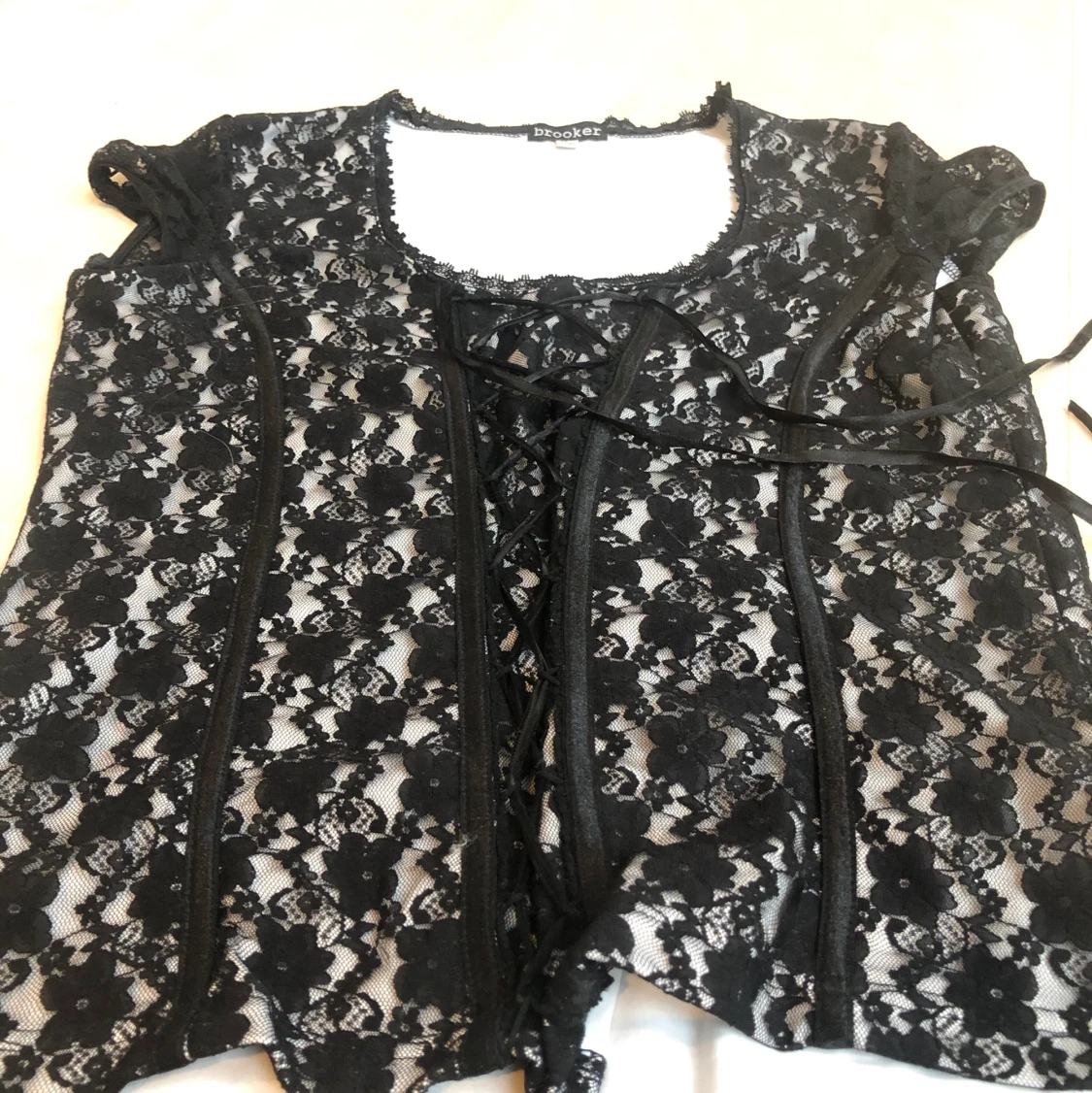 En tröja i spets lik en korsett! - 90