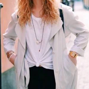 Beige/vit kappa - Superfin beige/vit tunn kappa från H&M. Använd fåtal gånger strl 38