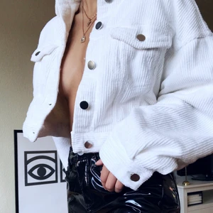 ZARA Manchesterjacka med teddyfoder Strl XS - Jacka i manchester i mycket fint skick från ZARA! Fodrad med teddytyg. Kort & boxig i passform. Storlek XS - True to size 