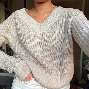 Stickad tröja strl XS  - Beige stickad tröja från hollister. V-ringad och super bekväm. 💕